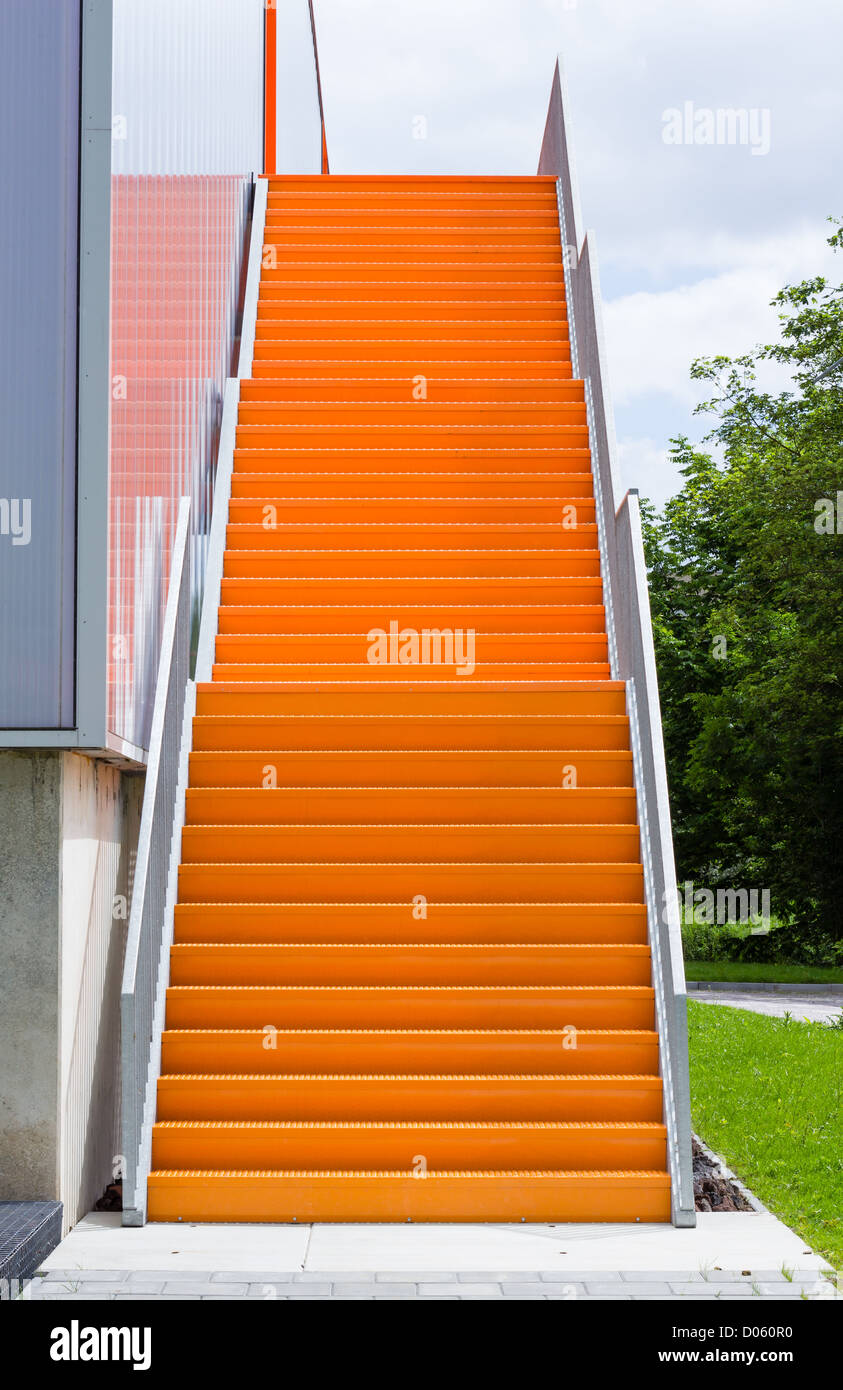 Orange Stahltreppe an der Außenseite eines Gebäudes Stockfoto