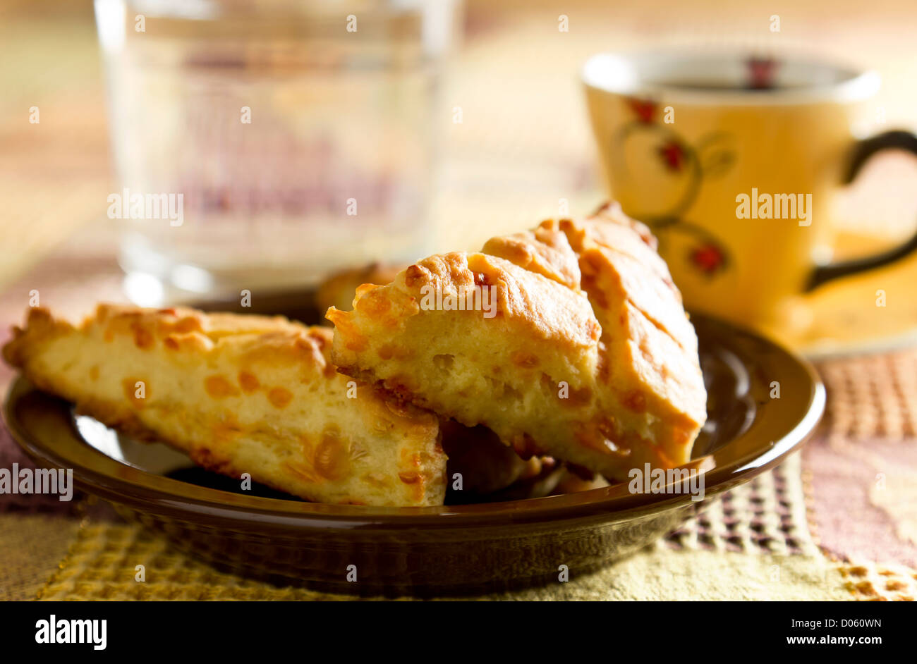 Delicious heiß gebacken Käse Gebäck auf Teller mit Tasse Kaffee. Stockfoto