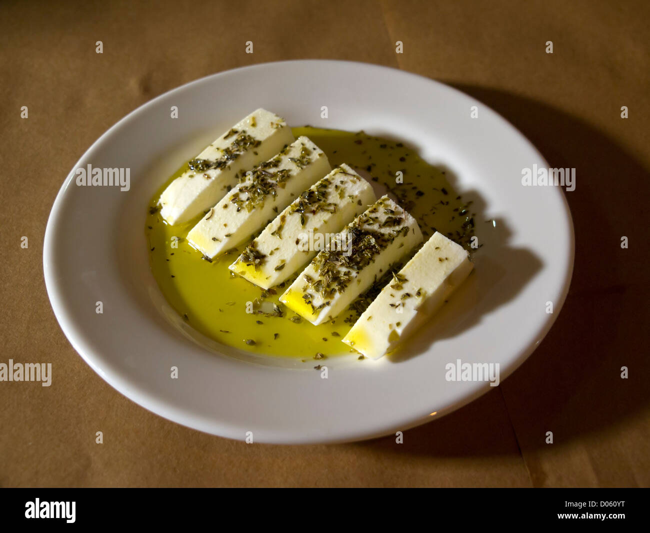 Teller mit frischen weißen Käse (Queijo Fresco) mit Oregano und Olivenöl als Vorspeisen Stockfoto