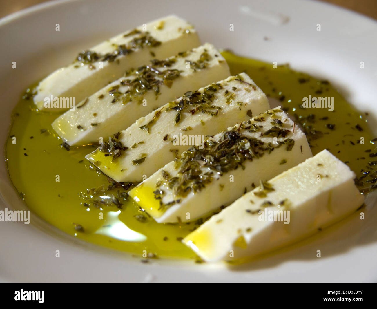 Teller mit frischen weißen Käse (Queijo Fresco) mit Oregano und Olivenöl als Vorspeisen Stockfoto