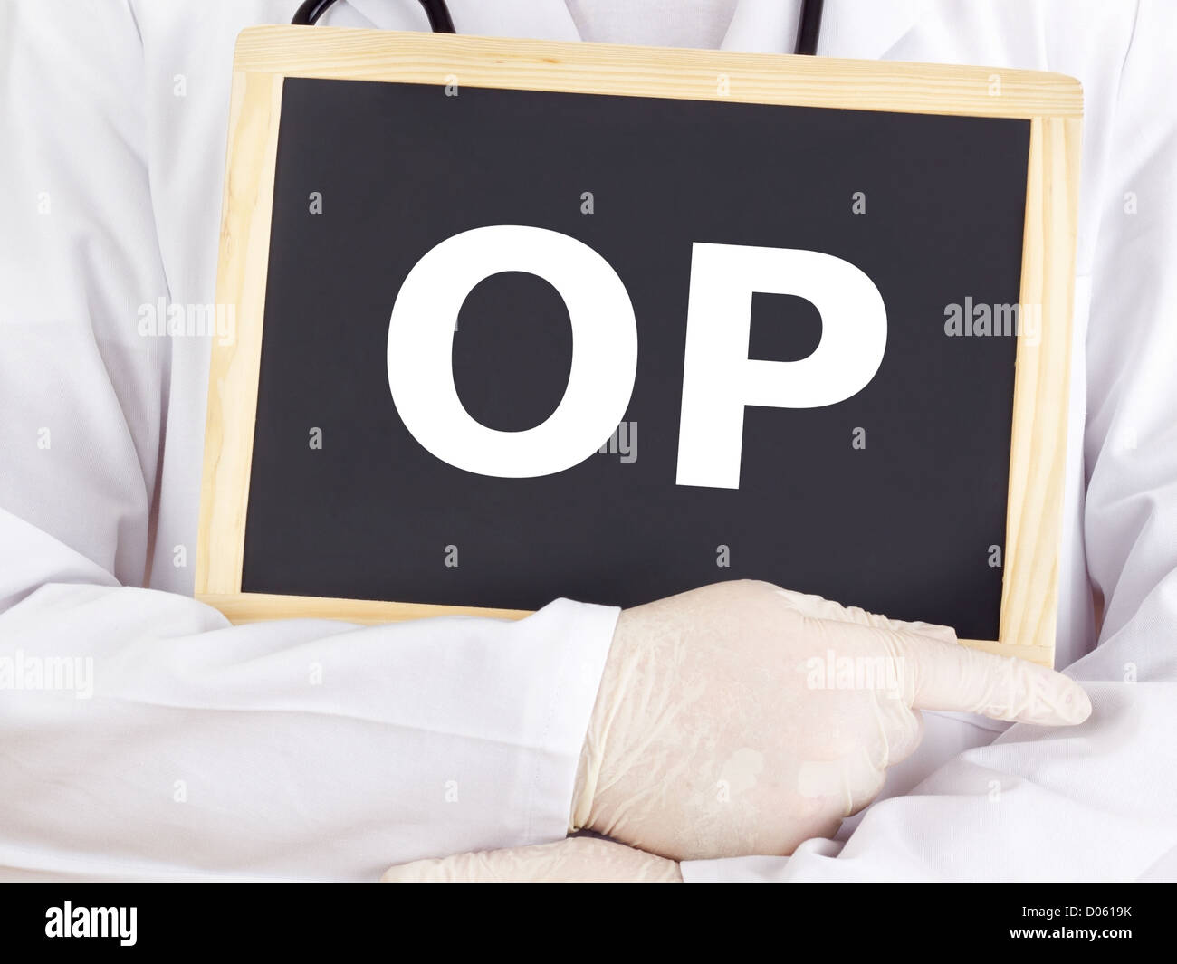 Arzt zeigt Informationen zur Tafel: Op Stockfoto