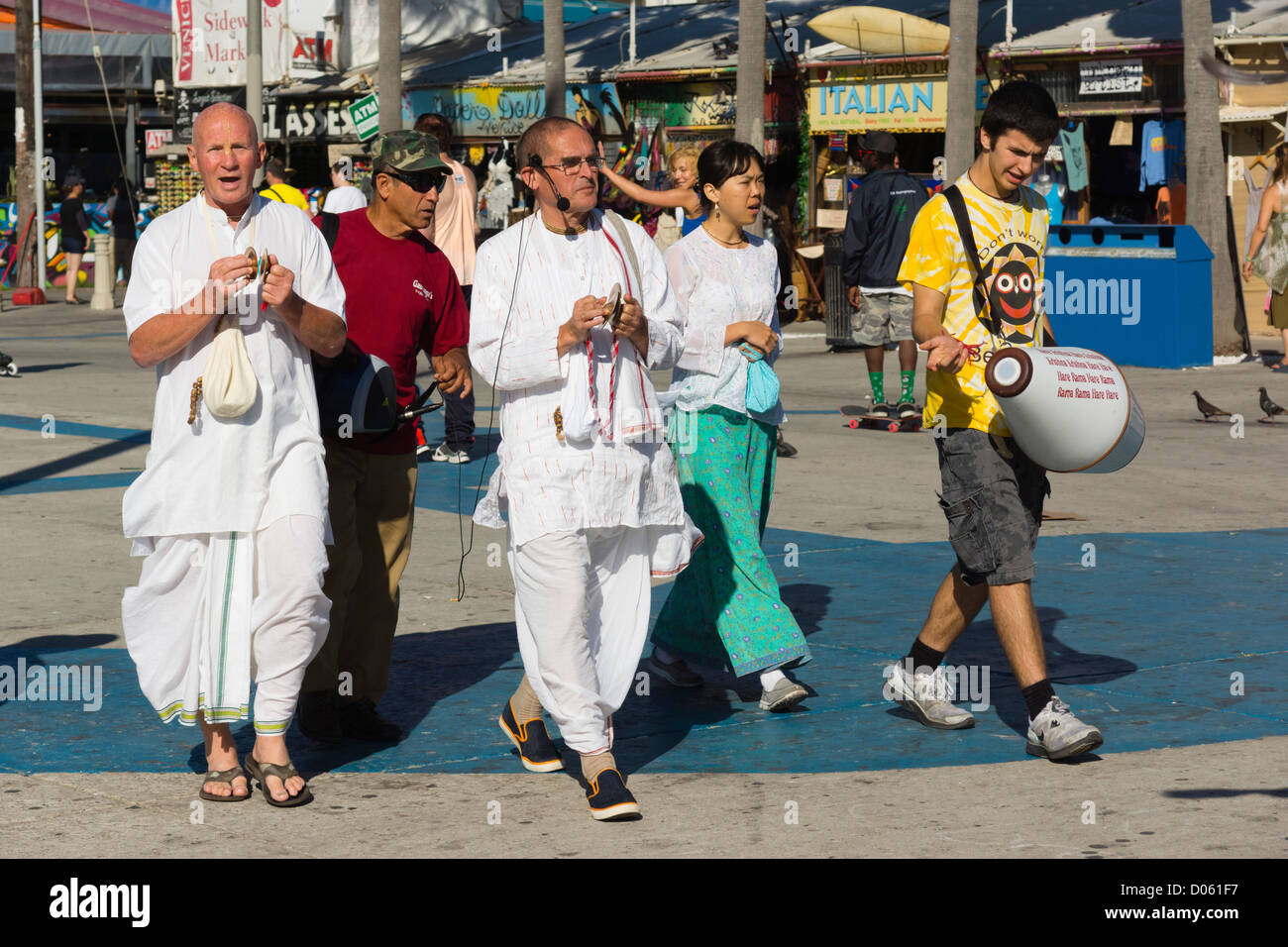 Venice Beach, LA, Kalifornien Badeort - Hare-Krishna-buddhistische Mönche marschieren und Gebet Mantra chanten. Stockfoto