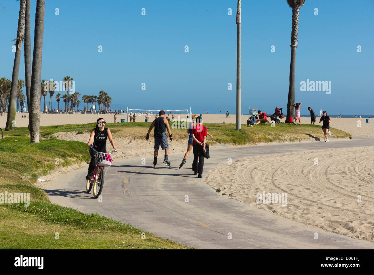 Venice Beach, LA, Kalifornien-Badeort - der Strand Promenade und Zyklus-Skateboard-Pfad. Inline-Skater und Radfahrer. Stockfoto