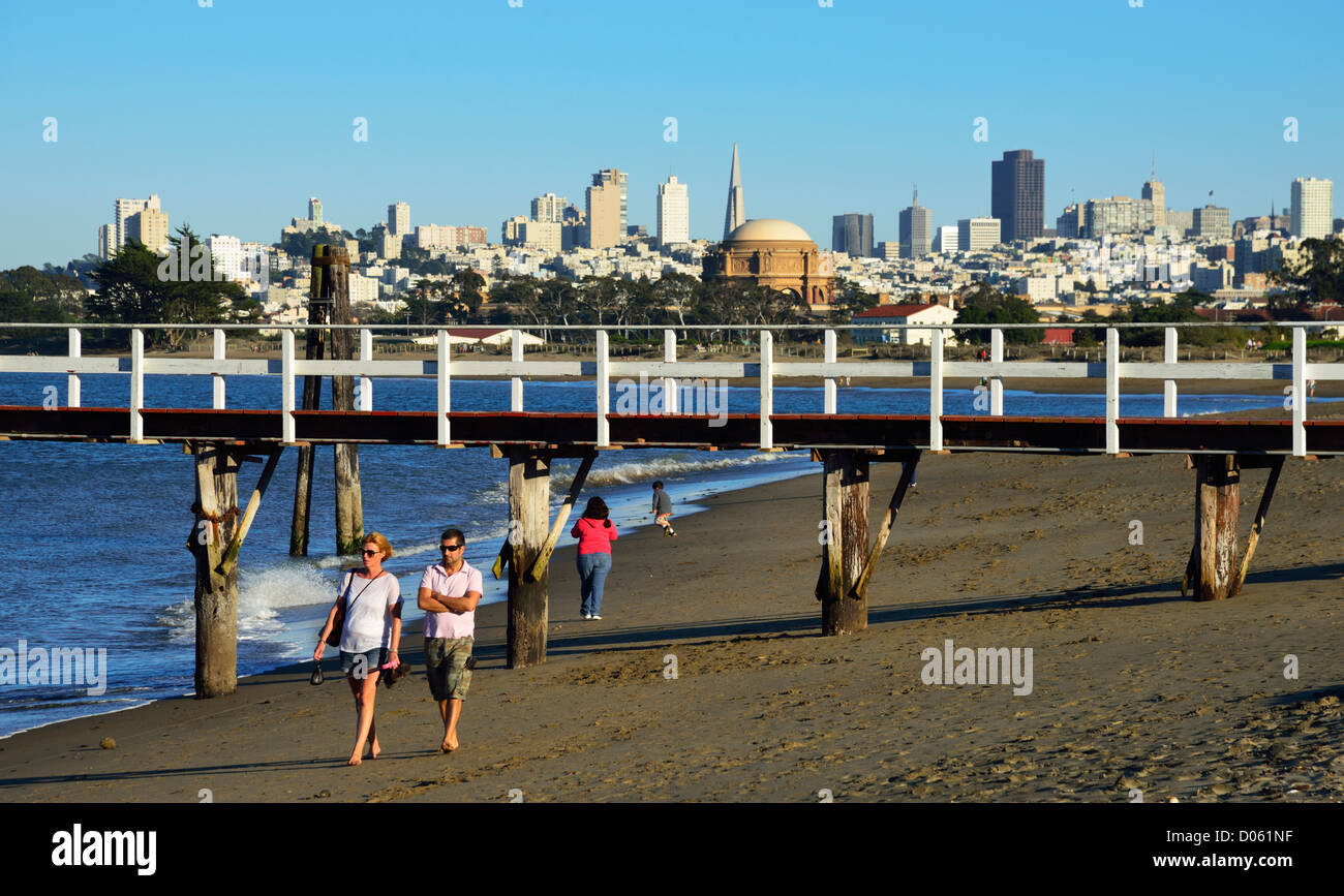Ein paar am Strand entlang an Crissy Field, San Francisco CA Stockfoto