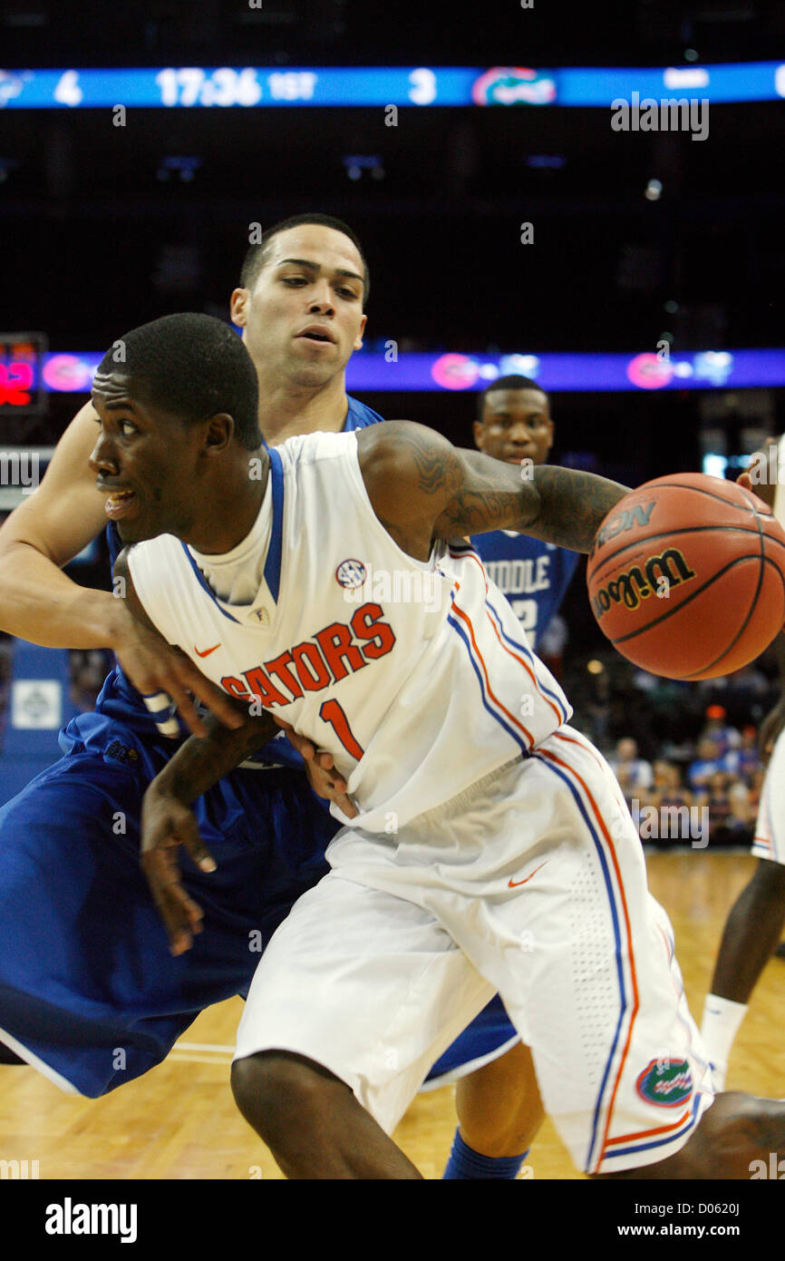 18. November 2012 - fährt, Tampa, Florida, USA - Kenny Boynton 1, um den Korb gegen Blue Raiders Raymond Cintron (Cq) 15, in der ersten Hälfte des Spiels. Die Florida Gators besiegte der Middle Tennessee Blue Raiders 66 bis 45 an der Tampa Bay Times Forum in Tampa am Sonntag, 18. November 2012. (Kredit-Bild: © Octavio Jones/Tampa Bay Times/ZUMAPRESS.com) Stockfoto