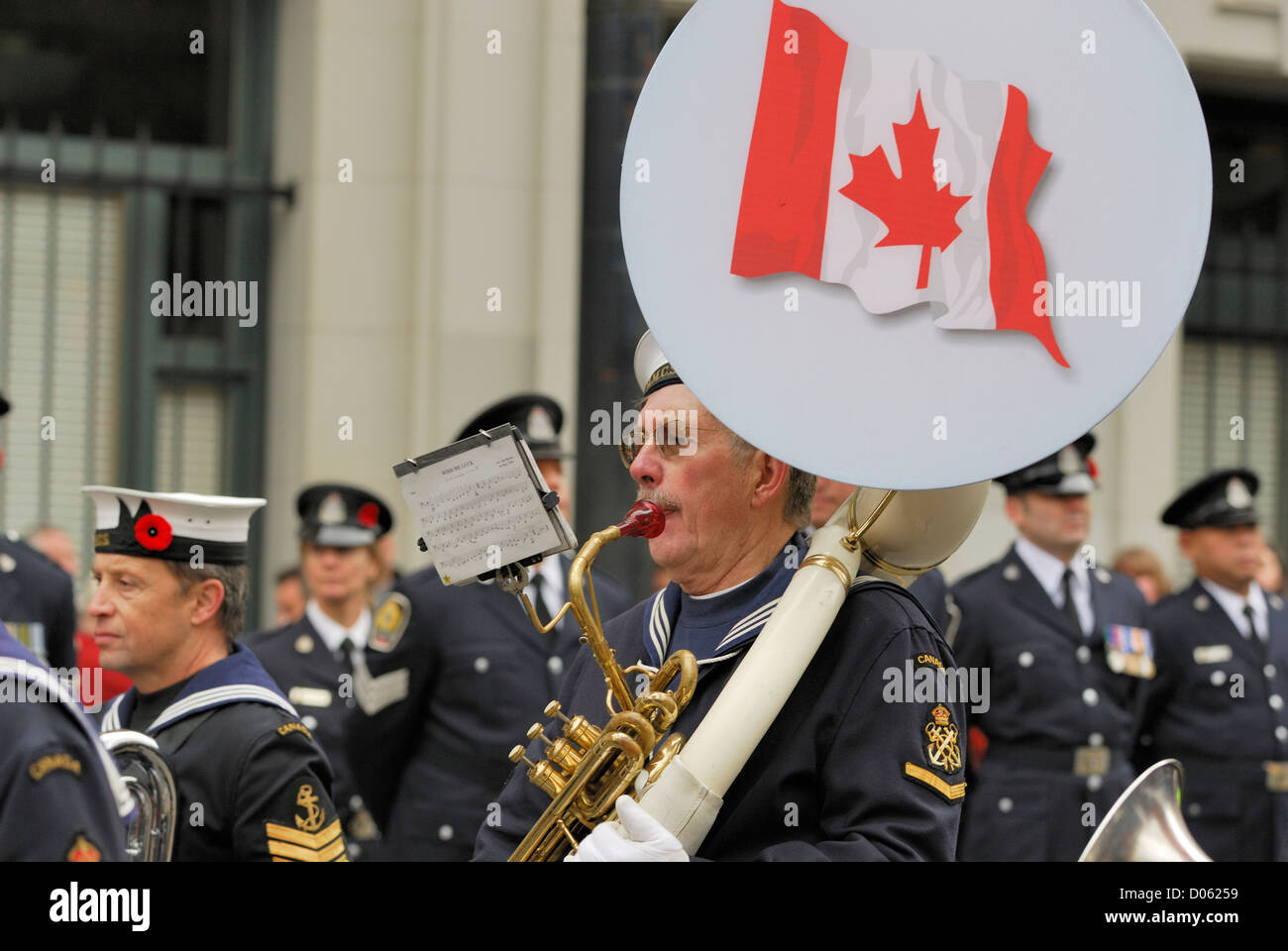 Kanadische Marine Spielmannszug mit einem Emblem der kanadischen Flagge auf der Tuba. Stockfoto