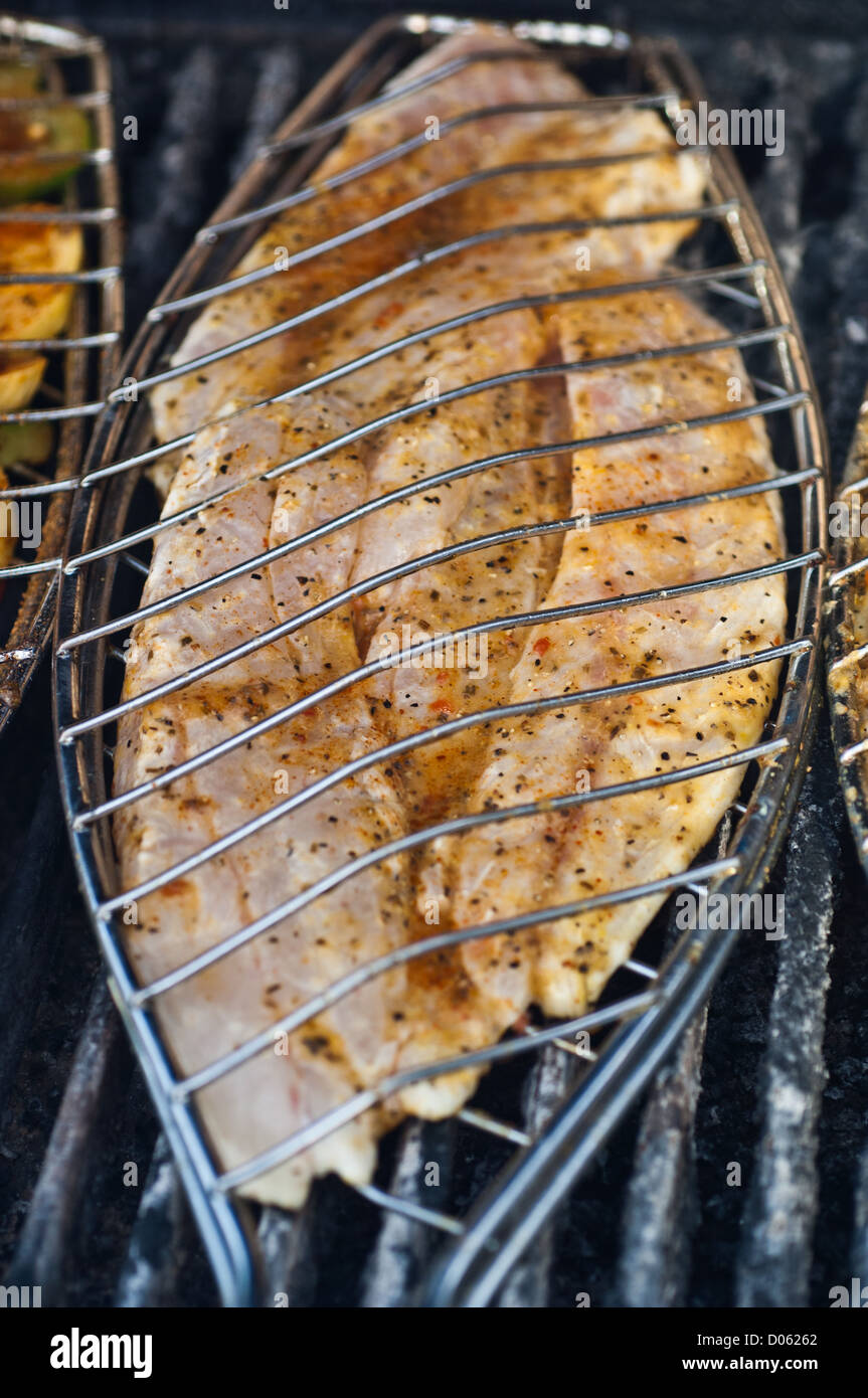 Gesprenkelte Forelle (gesichtet Meerforelle) Filets in einem Korb Grill  Grillen Stockfotografie - Alamy
