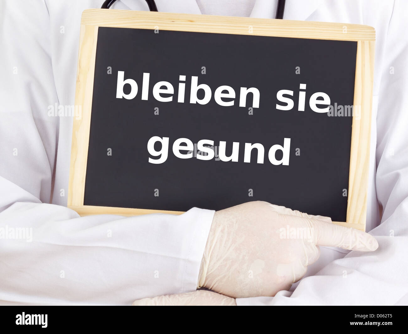 Arzt zeigt Informationen zur Tafel: bleiben Sie gesund Stockfoto