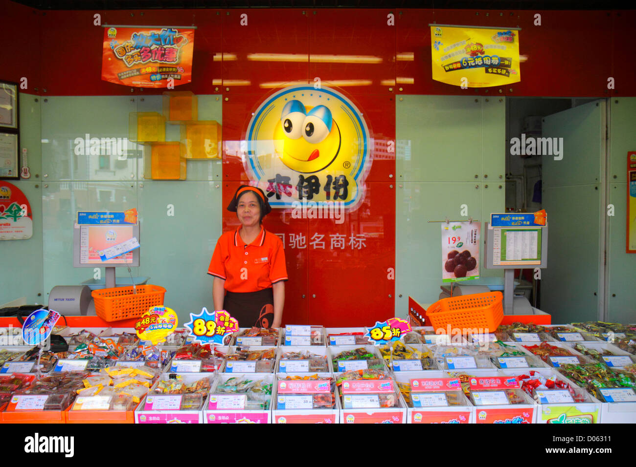 Shanghai China, chinesisches Huangpu-Viertel, Fuxing East Road, Süßwarengeschäft, Schokolade, Kleinunternehmen, asiatische Frauen, arbeitende Arbeiter, em Stockfoto
