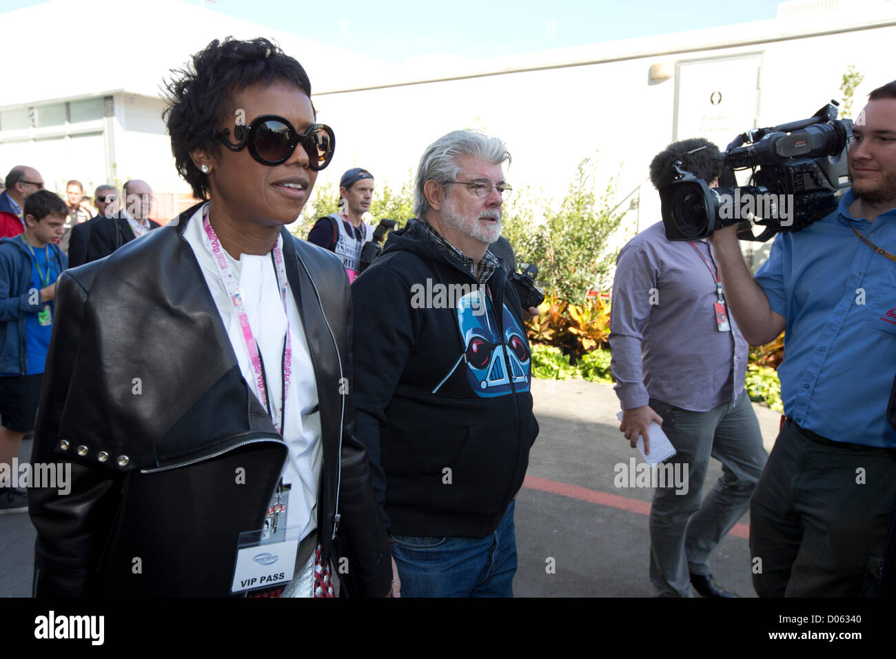 Regisseur und Filmemacher George Lucas (c) mit Freundin Mellody Hudson auf dem Circuit of the Americas in Austin, Texas zu verfolgen. Stockfoto