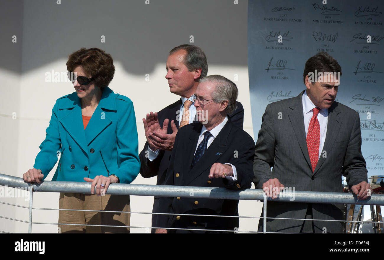 Texas Staatsbeamte (l-R) Comptroller Susan Kämme, Vizegouverneur David Dewhurst und Gov. Rick Perry (r) mit F1 offizielle Nick Craw Stockfoto