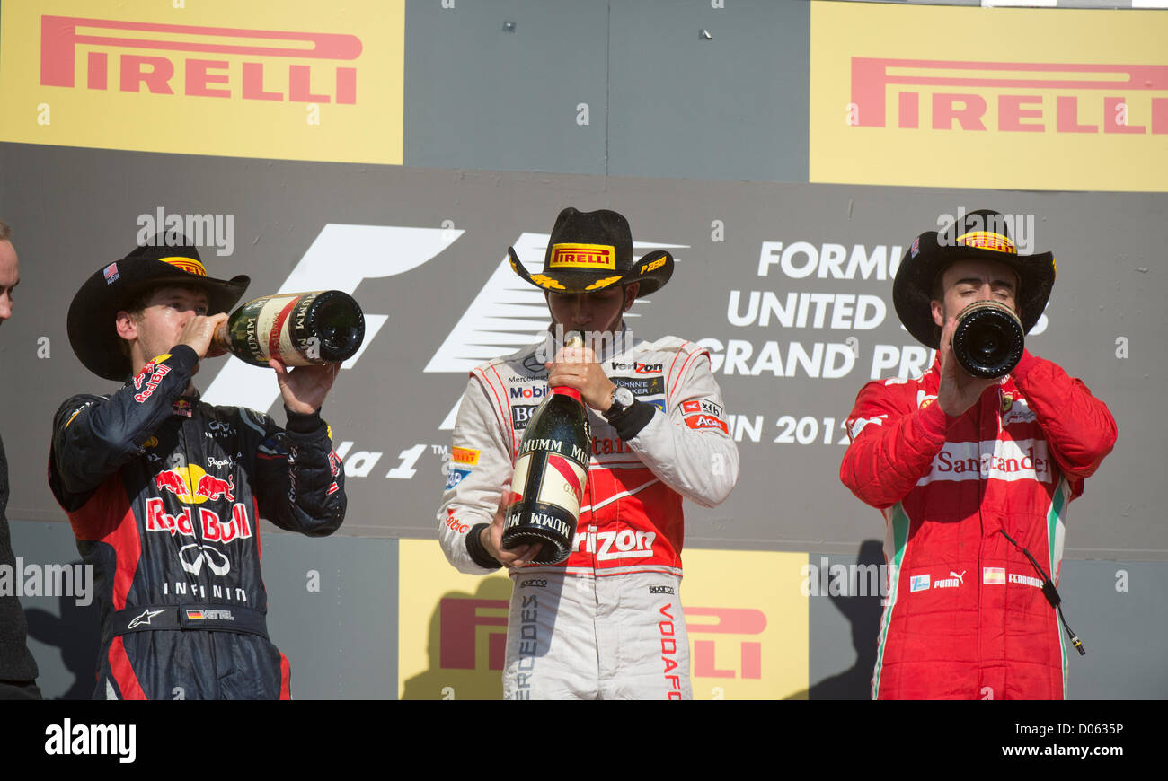 Siegreiche Fahrer Lewis Hamilton (c) steht zwischen Sebastian Vettel (l) und Fernando Alonso (r) auf der Formel-1-Sieger stand Stockfoto