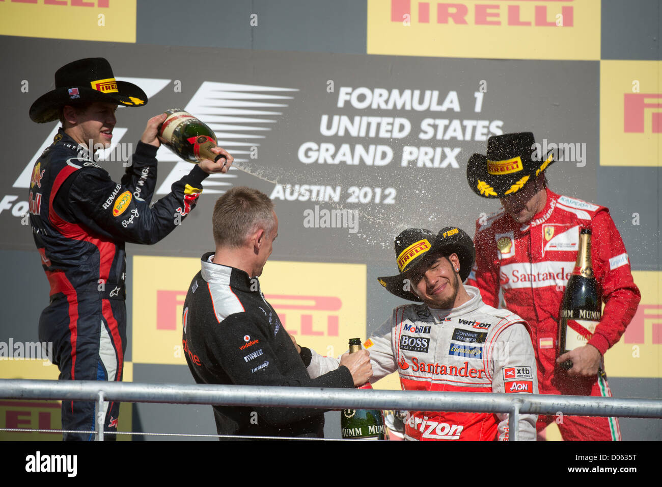 Siegreiche Fahrer Lewis Hamilton (c) versprüht mit Champagner von Sebastian Vettel (l); Treiber Fernando Alonso (r) Uhren Stockfoto