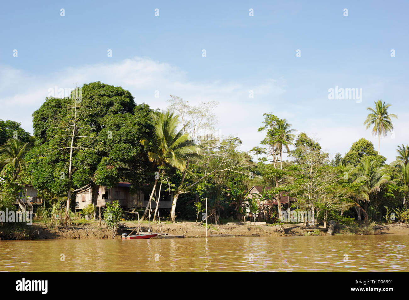 Malaysische Häuser am Ufer des Kinabatangan Fluss, Sabah, Borneo Stockfoto