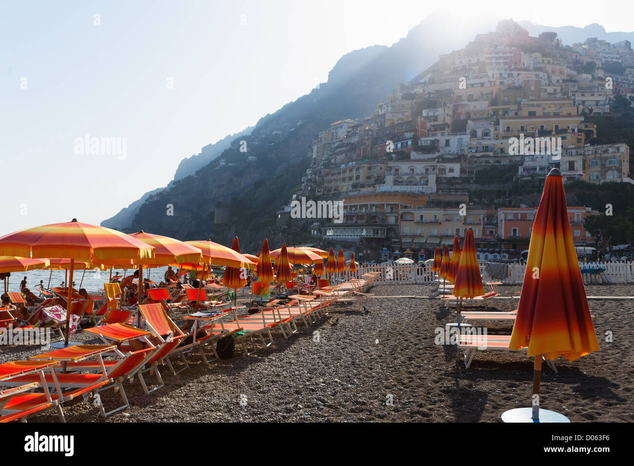 Positano Strand-Szene mit Liegestühlen und Sonnenschirmen, Kampanien, Italien Stockfoto