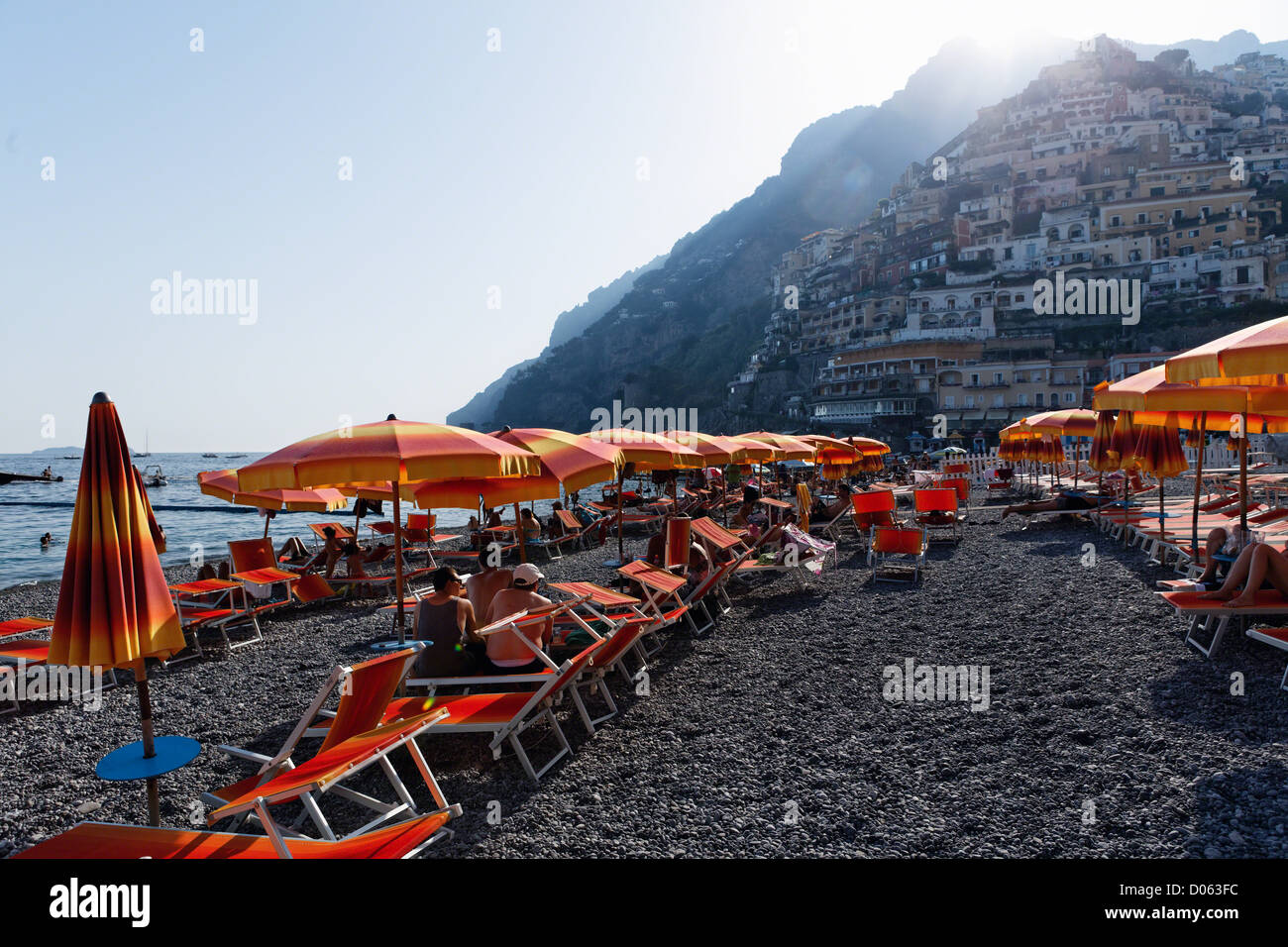 Liegestühle und Sonnenschirme am Strand, Positano, Kampanien, Italien Stockfoto