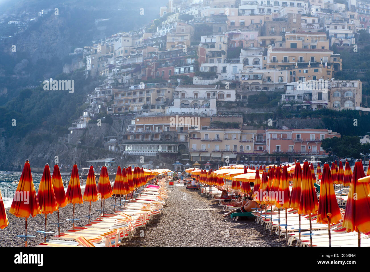Reihe von Liegestühlen und Sonnenschirmen, Positano Strand, Kampanien, Italien Stockfoto