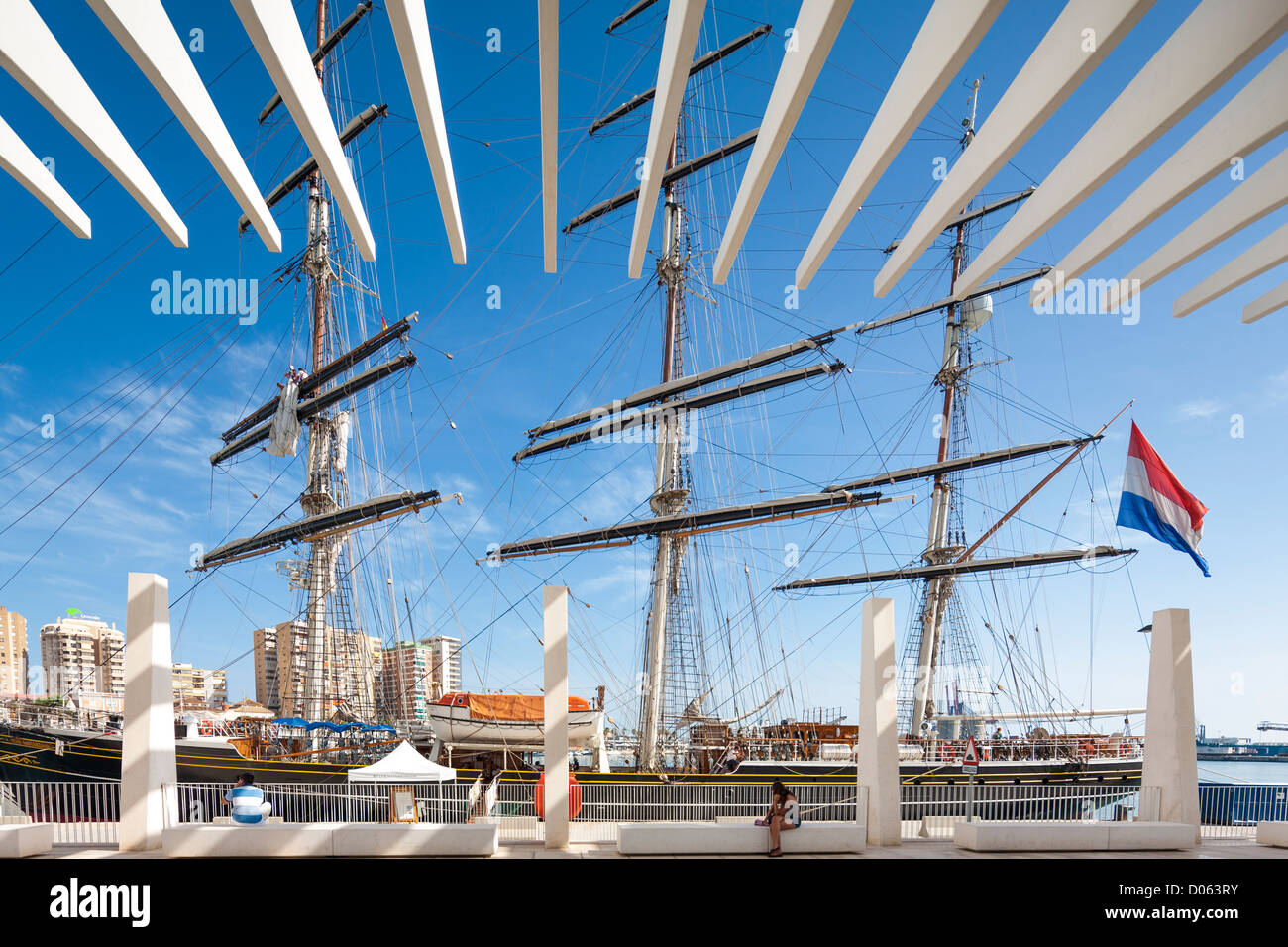 Malaga Spanien moderne Harbor Boulevard promenade El Palmeral de Las Sorpresas mit Clipper Stad Amsterdam Kreuzfahrt Segelschiff. Stockfoto
