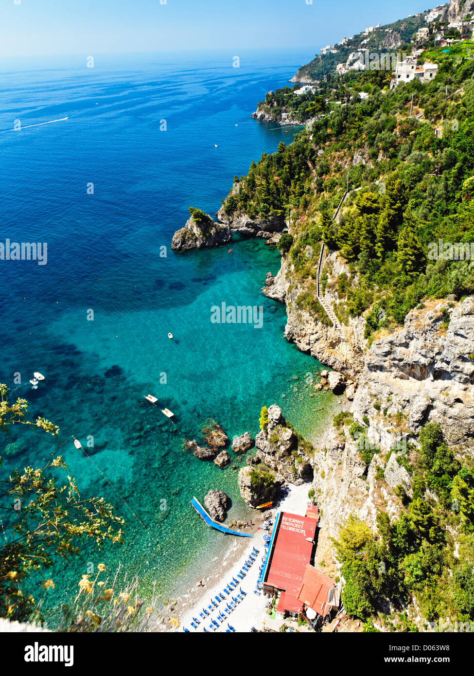 High Angle View eines Strandes an der Amalfi Küste, Kampanien, Italien. Stockfoto