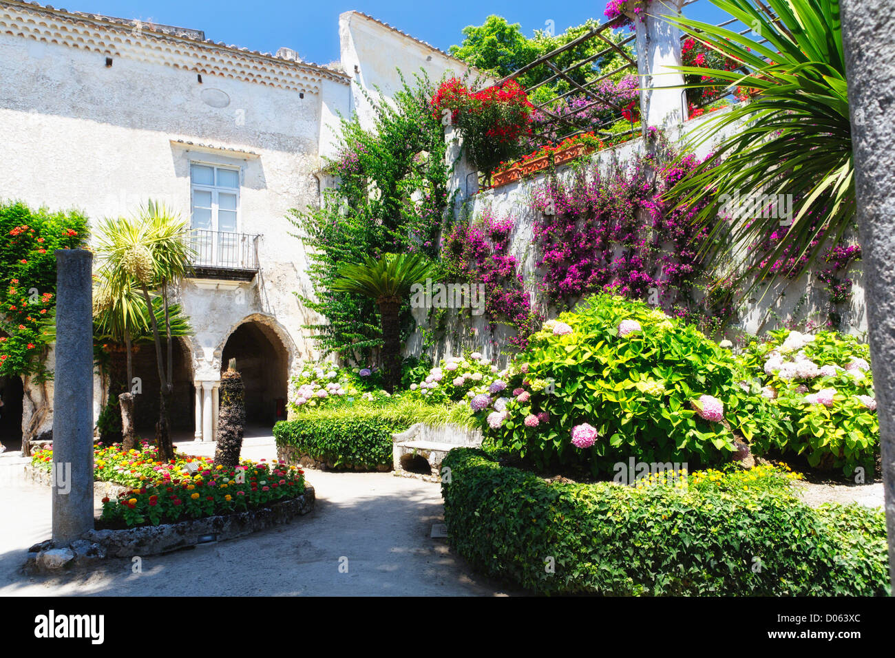 Antike Villa mit einem Garten voller blühender Blumen, Ravello, Kampanien, Italien Stockfoto