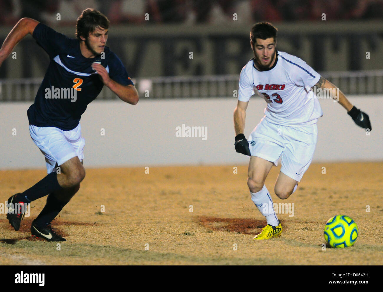 18. November 2012 - Albuquerque, NM, USA - 111812. Virginia Cavaliers Zach Carroll,<cq>Links und UNM Lobos Blake Smith,<cq>, Kampf um den Ball während des Spiels auf Sonntag, 18. November 2012 gespielt (Credit-Bild: © Adolphe Pierre-Louis/Albuquerque Journal/ZUMAPRESS.com)</cq> </cq> Stockfoto