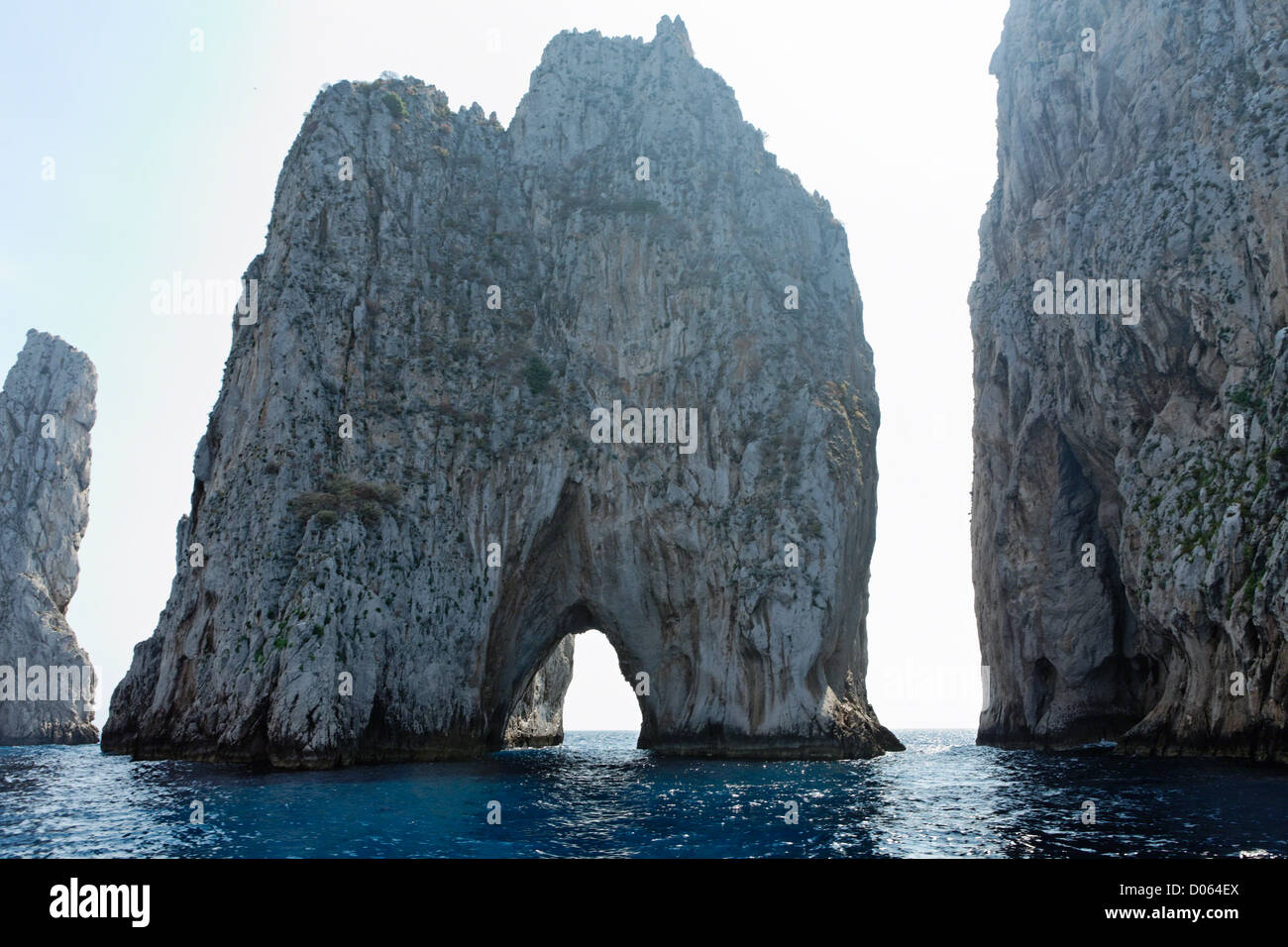 Ansicht der Felsen im Meer, Faraglioni, Capri, Neapel, Kampanien, Italien hautnah Stockfoto