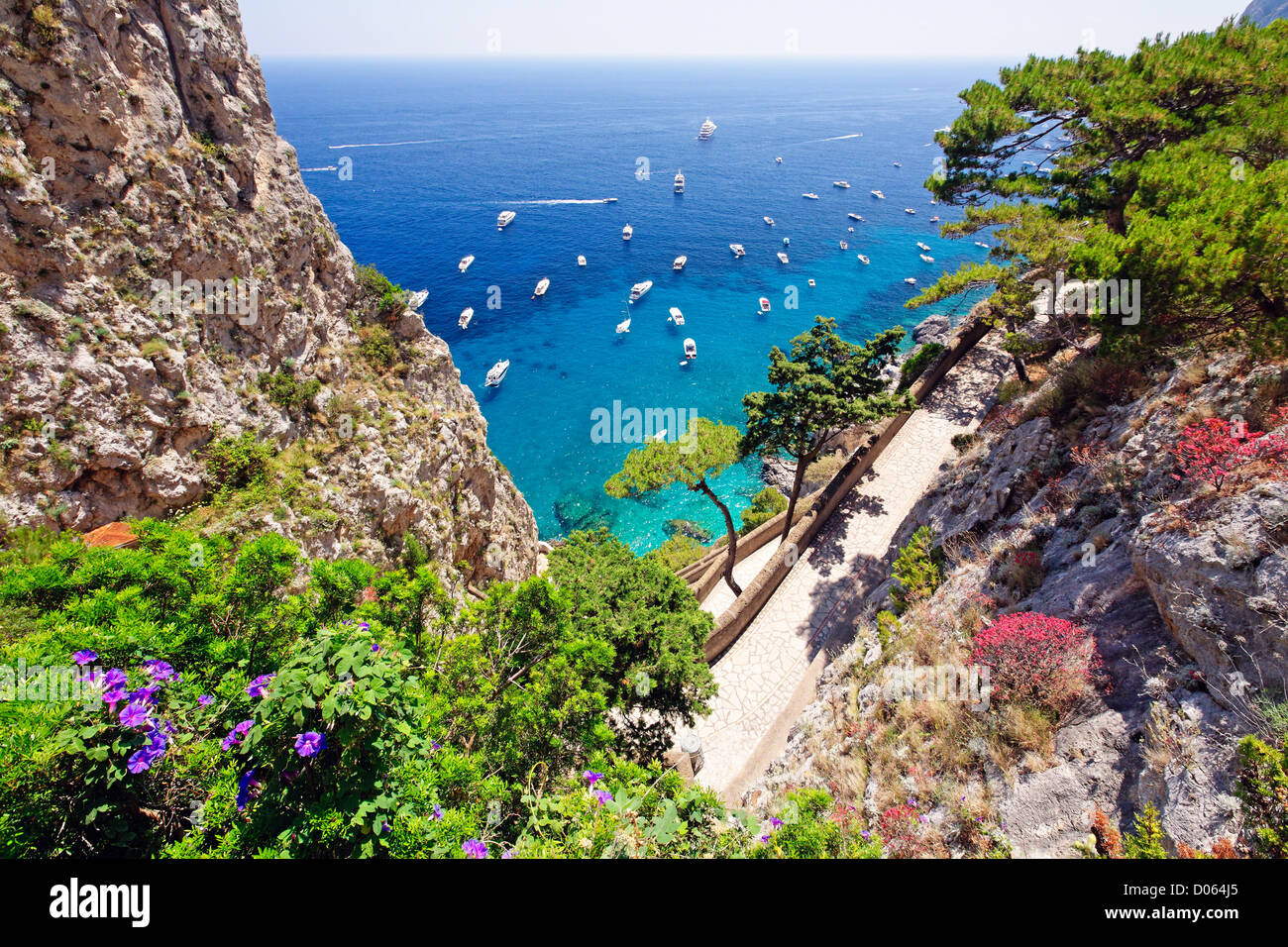 High Angle View of Küste mit einer Spur über Krupps, Capri, Kampanien, Italien Stockfoto