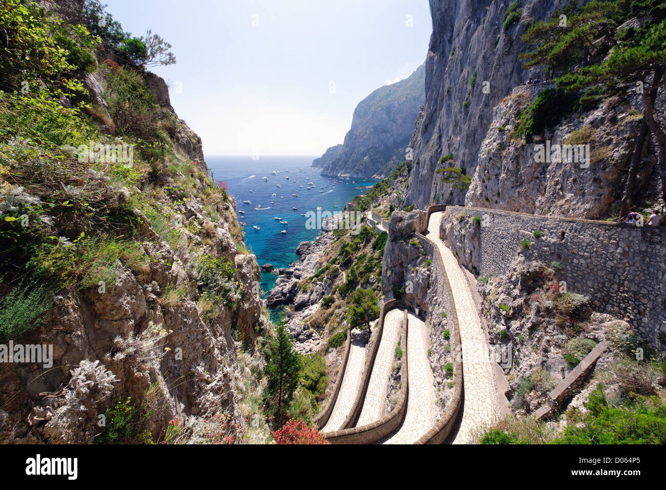 High Angle View of einen Fußweg mit einer zerklüfteten Küste, Via Krupp, Capri, Kampanien, Italien Stockfoto