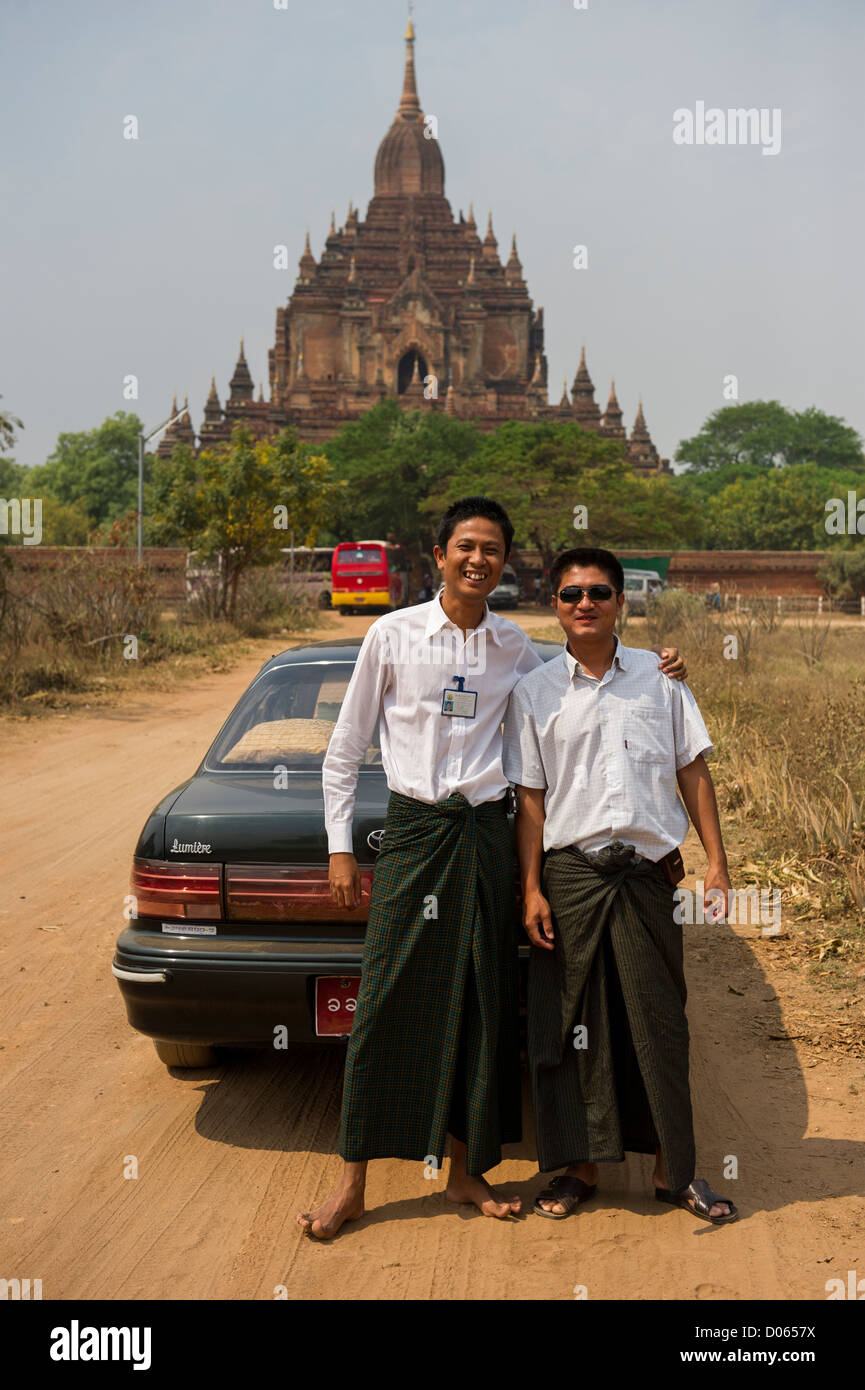 Reiseleiter und Fahrer in Bagan Myanmar Stockfoto