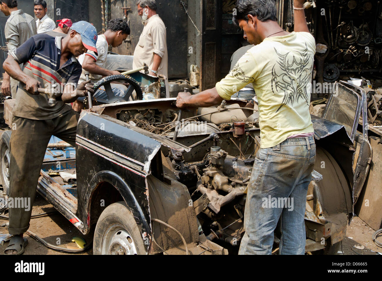 Abbau von einem alten Vintage-Taxi im Chor Bazaar in Mumbai, Indien Stockfoto