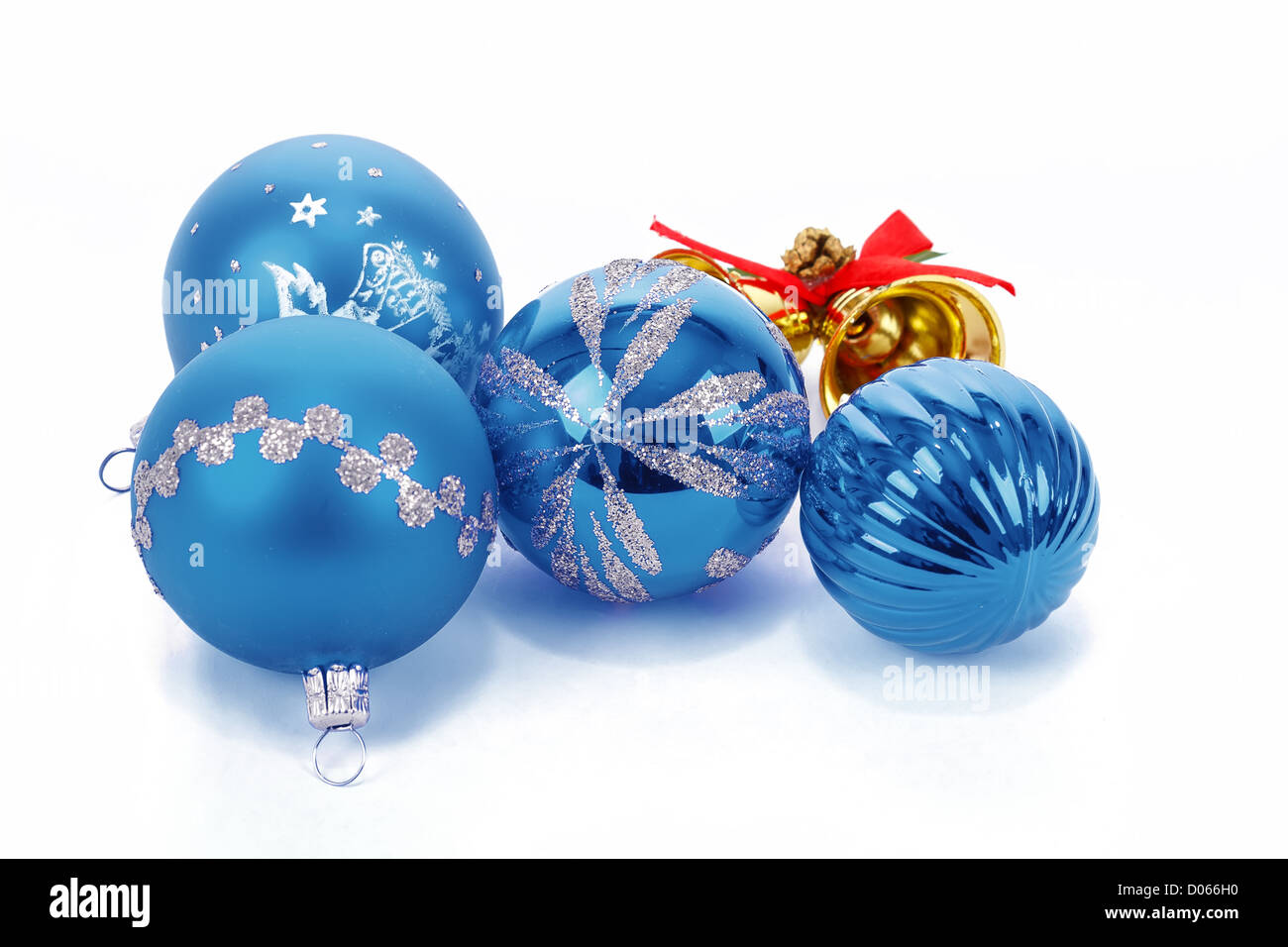 Blaue Weihnachtskugeln und goldenen Glöckchen auf weiß Stockfoto