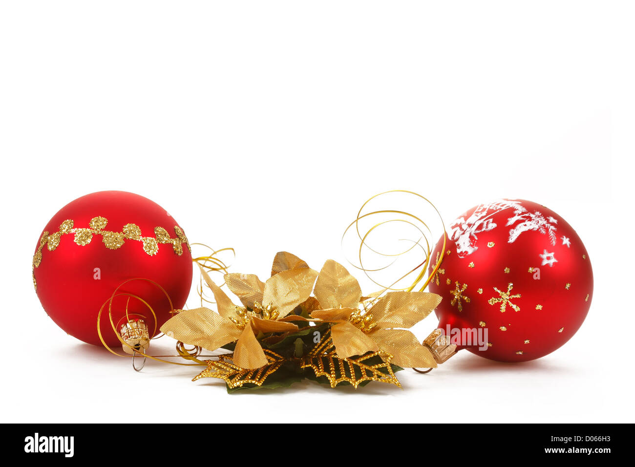 Rote Weihnachtskugeln mit Dekorationen auf weißem Stockfoto