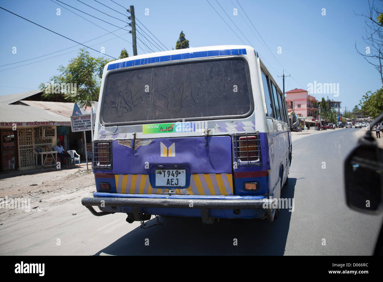 "Al-Shabab" geschrieben auf einem staubigen Heckscheibe des lokalen Dalla-Dalla Bus, Dar Es Salaam, Tansania. Stockfoto