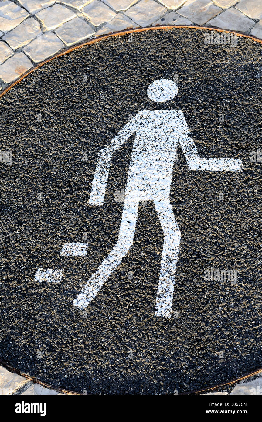 Weißes Fußgänger Schild auf der Straße, Warnmeldung Stockfoto