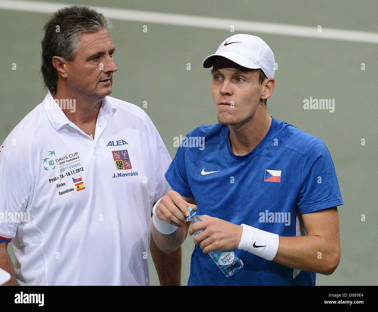 Tomas Berdych aus Tschechien, richtigen und nicht spielen Kapitän Jaroslav Navratil abgebildet im Davis Cup-Finale, die Tennis-Singles match gegen Spaniens Nicolas Almagro in Prag, Tschechische Republik, Freitag, 16. November 2012. (CTK Foto/Katerina Sulova) Stockfoto