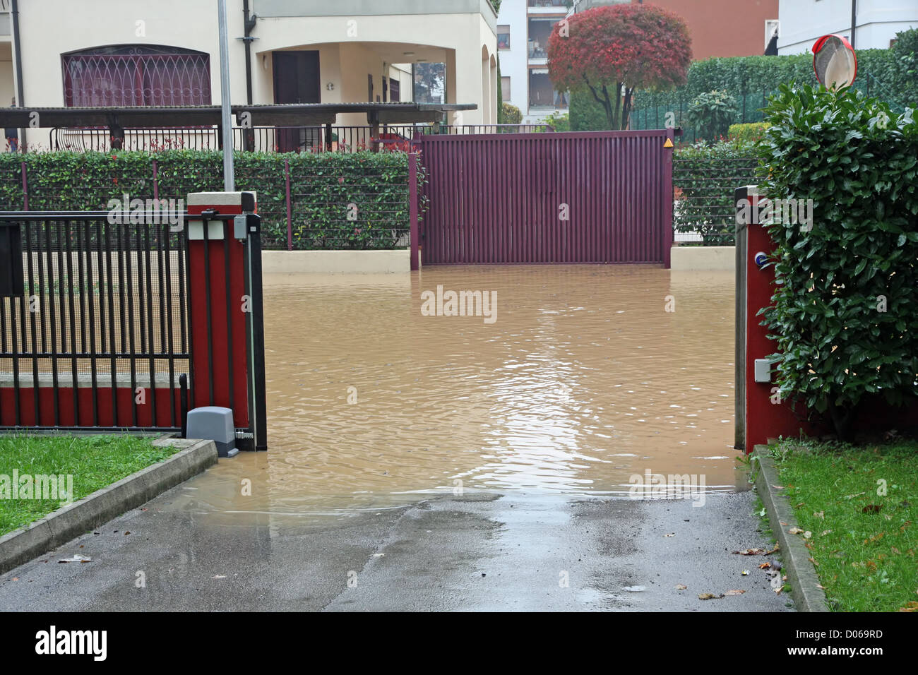 reissenden während einer Überschwemmung kommt im braunen Wasser und Schlamm in den Häusern Stockfoto