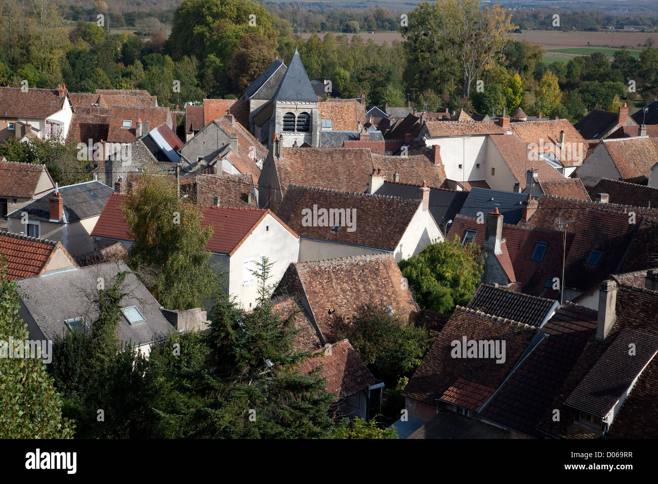 PANORAMA DES DORFES AUS FRANZÖSISCHEN MENETREOL-SOUS-SANCERRE VIADUKT SANCERRE CHER (18) Stockfoto