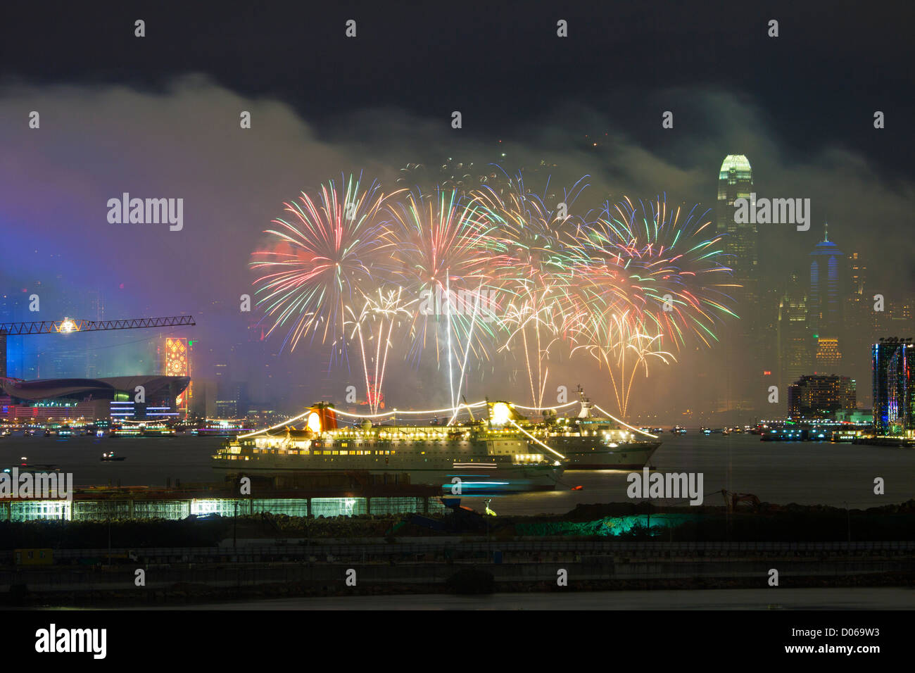 Mond-Neujahrsfeuerwerk entlang Victoria Harbour in Hong Kong am 24. Januar 2012. Dies ist eine jährliche Veranstaltung in Chinese New Year. Stockfoto