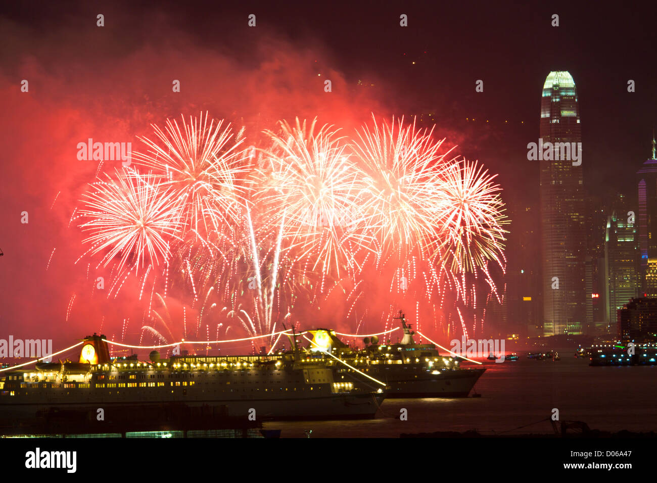 Mond-Neujahrsfeuerwerk entlang Victoria Harbour in Hong Kong am 24. Januar 2012. Dies ist eine jährliche Veranstaltung in Chinese New Year. Stockfoto