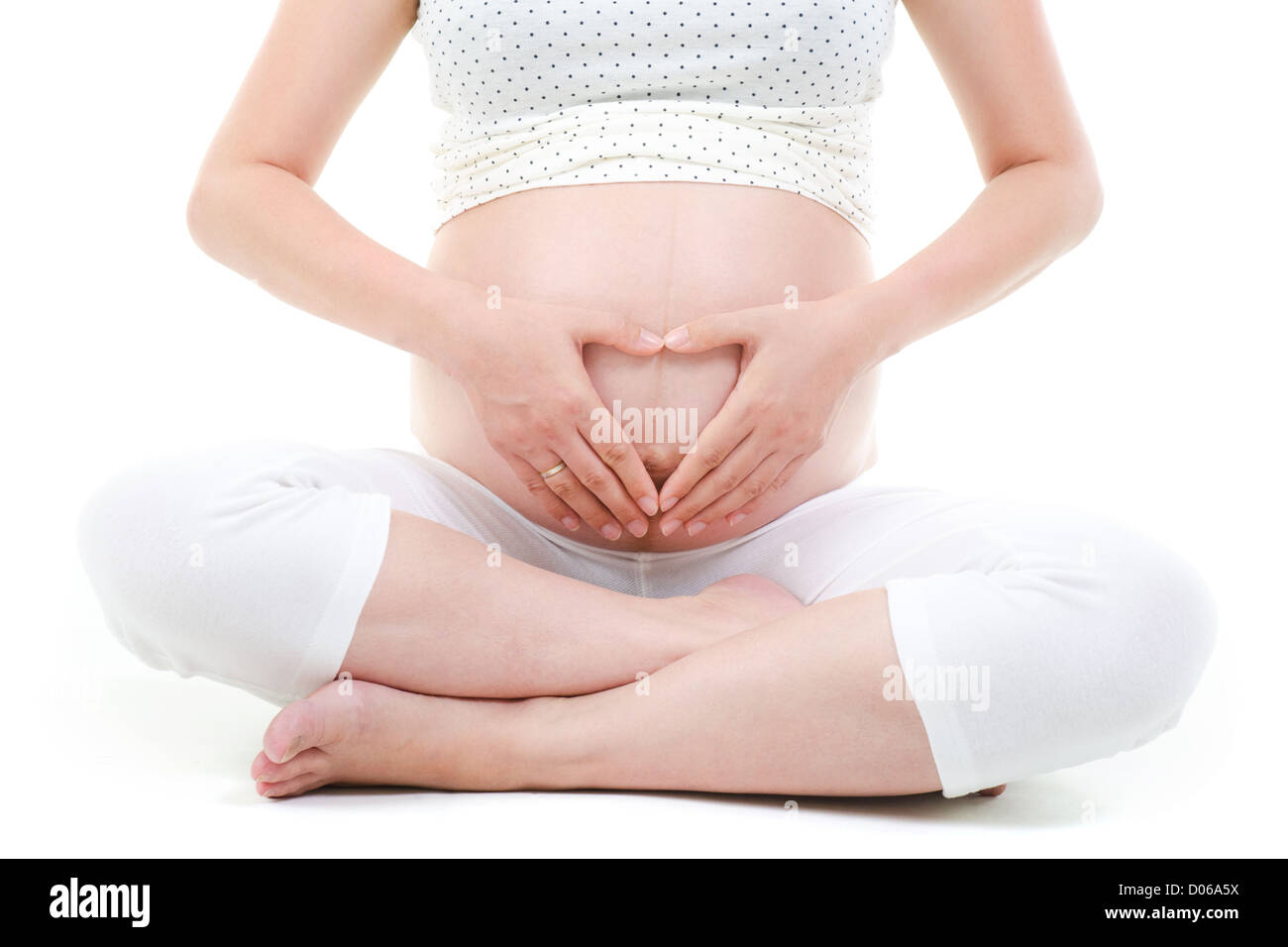 Schwangere Frau bilden Liebe Form am Bauch 8 Monate schwanger Stockfoto