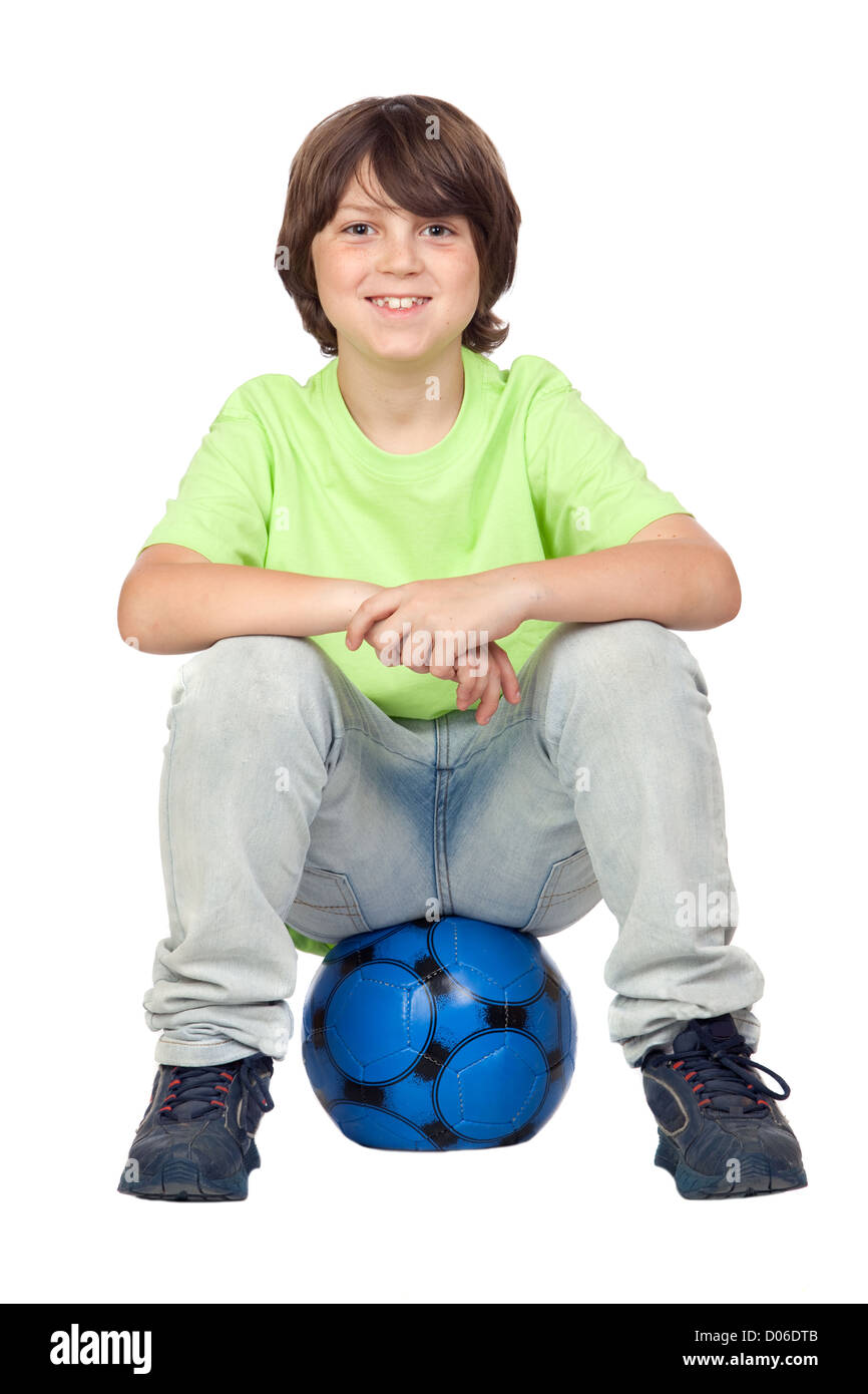 Entzückenden Kind sitzt auf blauen Fußball isoliert auf weißem Hintergrund Stockfoto