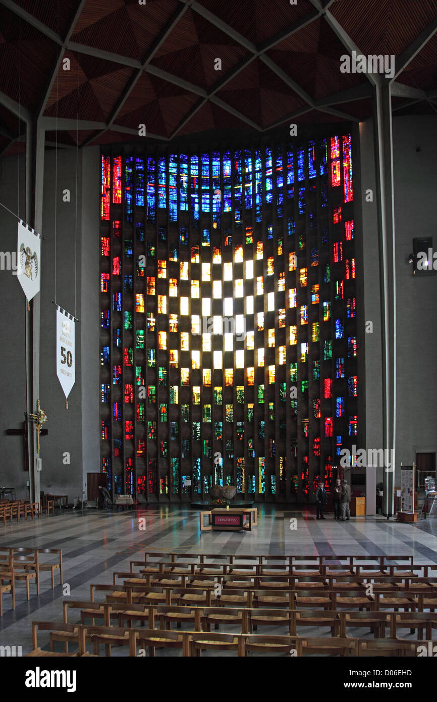 Das Baptisterium-Fenster in Coventry Cathedral, UK., entworfen von John Piper. Zeitgenössisches Design bestehend aus 195 einzelnen Scheiben. Stockfoto