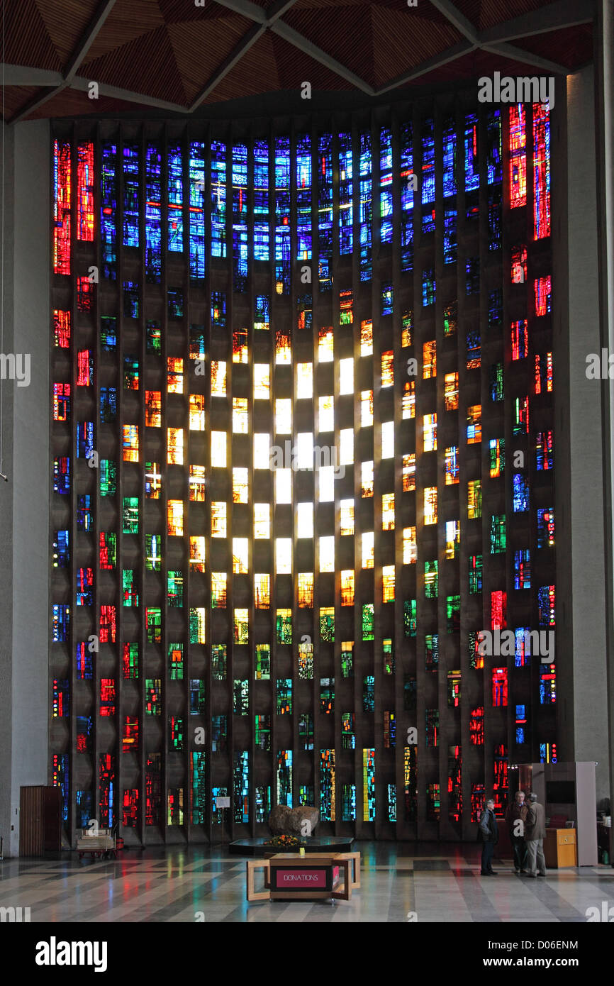 Das Baptisterium-Fenster in Coventry Cathedral, UK., entworfen von John Piper. Zeitgenössisches Design bestehend aus 195 einzelnen Scheiben. Stockfoto