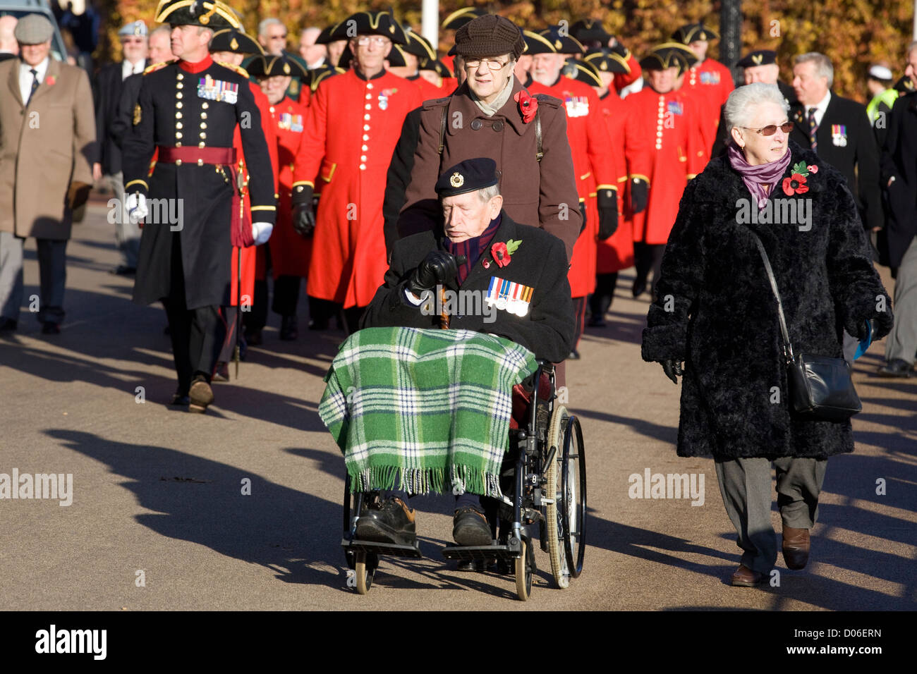 Kriegsheld in seinem Rollstuhl am Remembrance Day Sonntag in und um Whitehall London 2012 Poppy Day Stockfoto