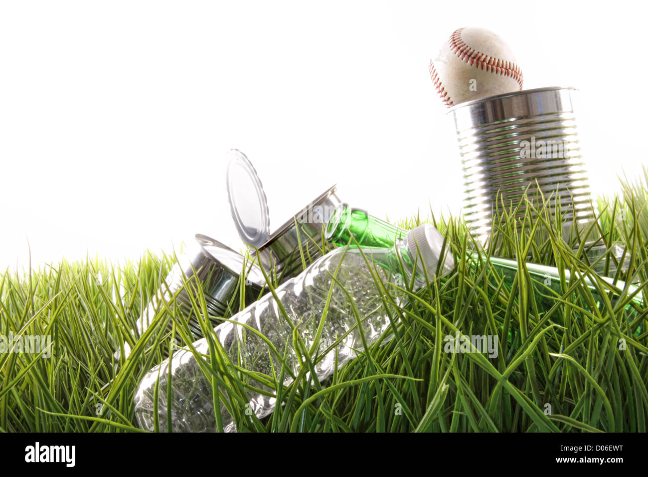 Leere Konservendosen, Flaschen und Baseball Verlegung in Rasen Stockfoto