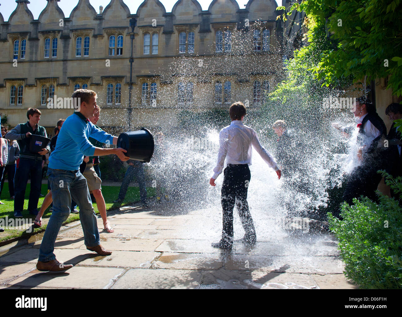 wegwerfen, der University of Oxford Art feiern das Ende der Prüfungen Stockfoto