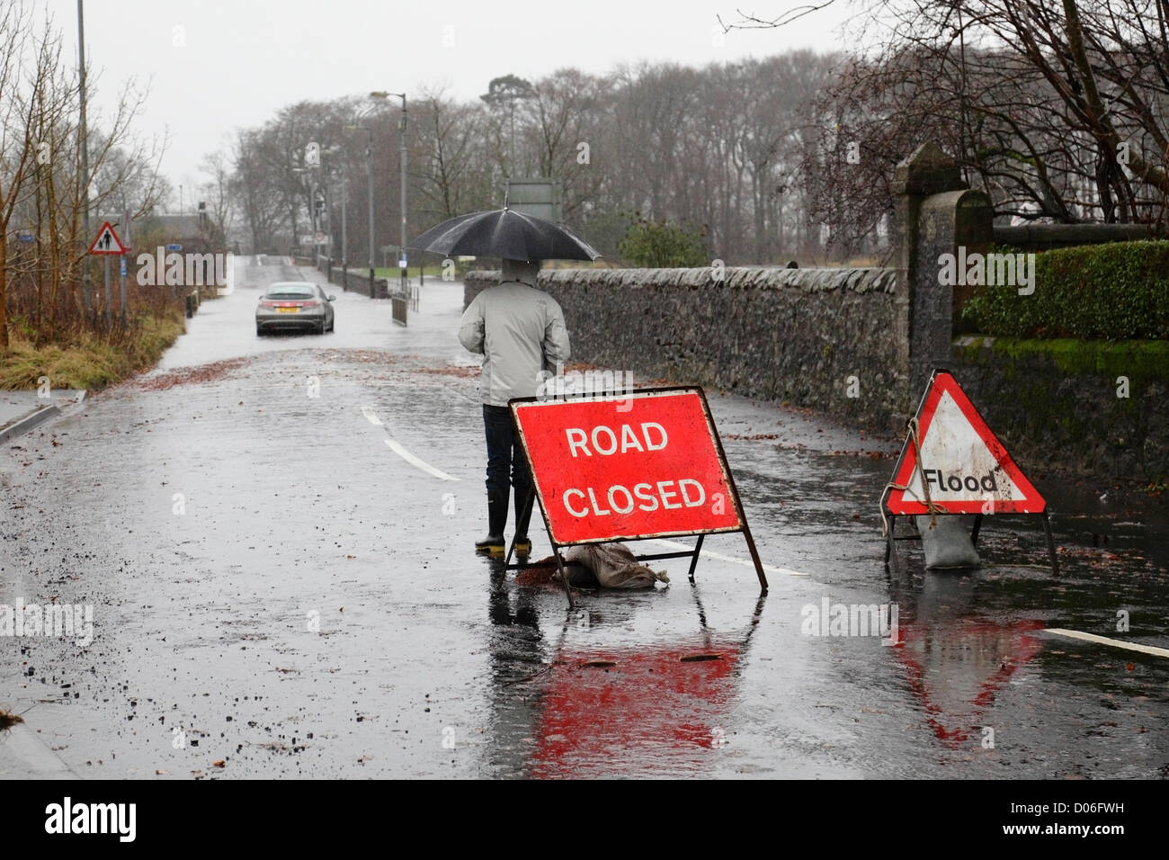 Lochlip Road, Lochwinnoch, Renfrewshire, Schottland, Großbritannien, Montag, 19th. November 2012. Ein Auto strandete nach heftigem Regen auf einer geschlossenen überfluteten Straße Stockfoto