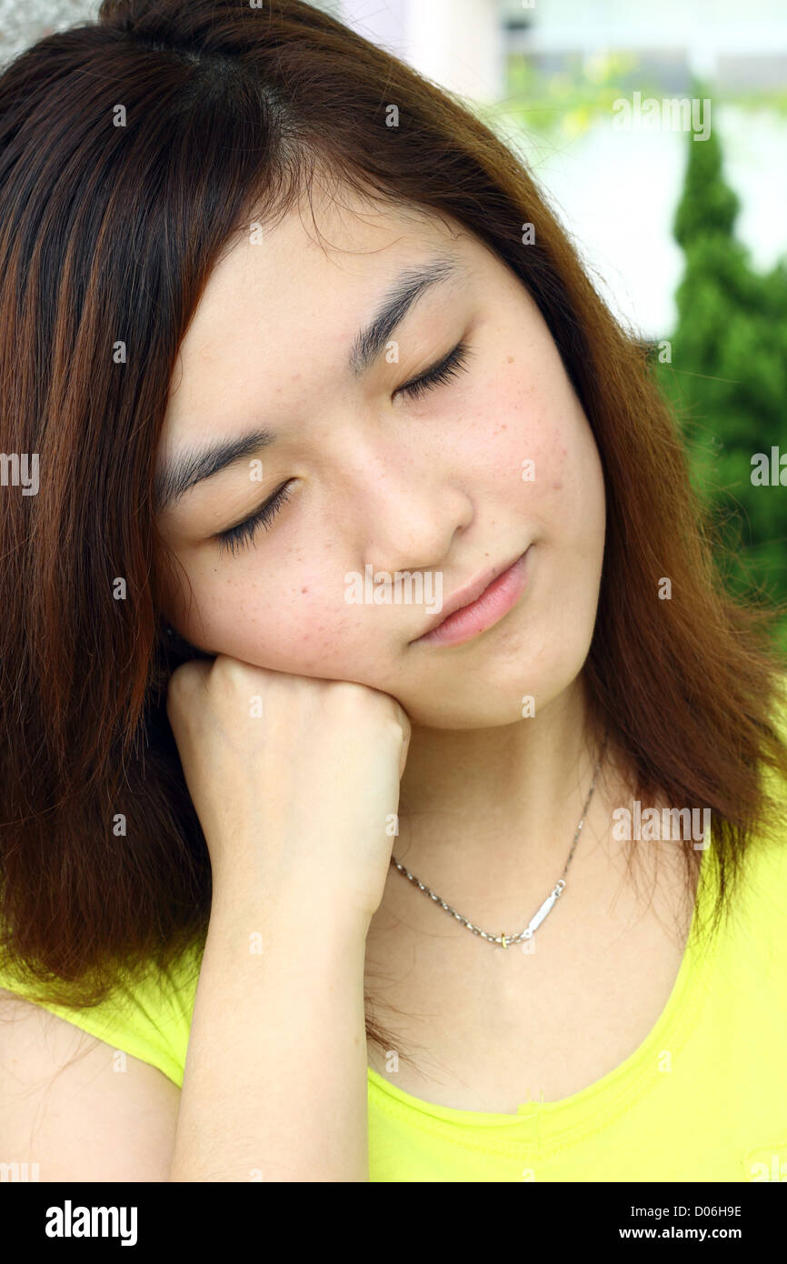 Asiatin mit verschlafenen Gesicht Stockfoto