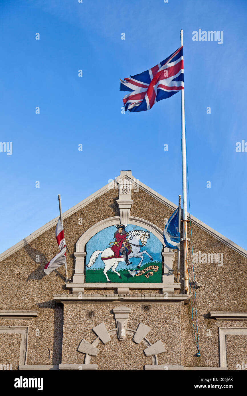 Gemalte Wandbild von König William der Orange auf einem weißen Pferd über dem Eingang zum Airdrie Orange Hall, North Lanarkshire, Schottland Stockfoto