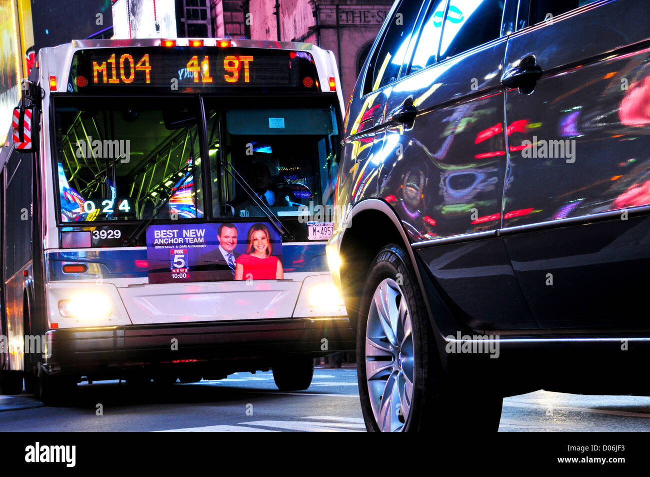 MTA-öffentliche Verkehrsmittel-Bus durchquert Times Square, Broadway, Manhattan, New York City. Stockfoto